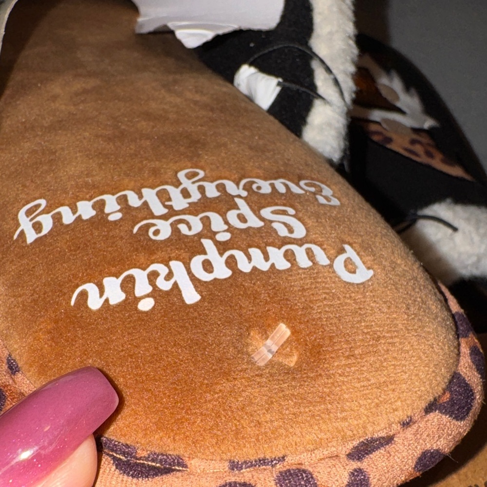 Dakota Fleece- NWT Leopard Trim Pumpkin Spice Gnome Slippers Size 9/10 - Picture 8 of 12